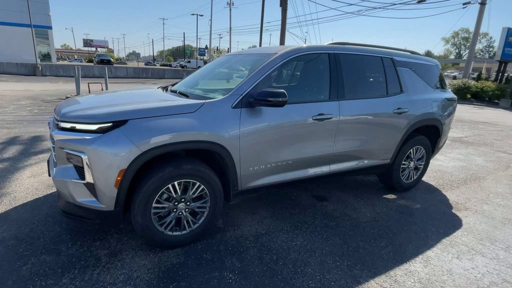 Used 2025 Chevrolet Traverse LT FWD image 6