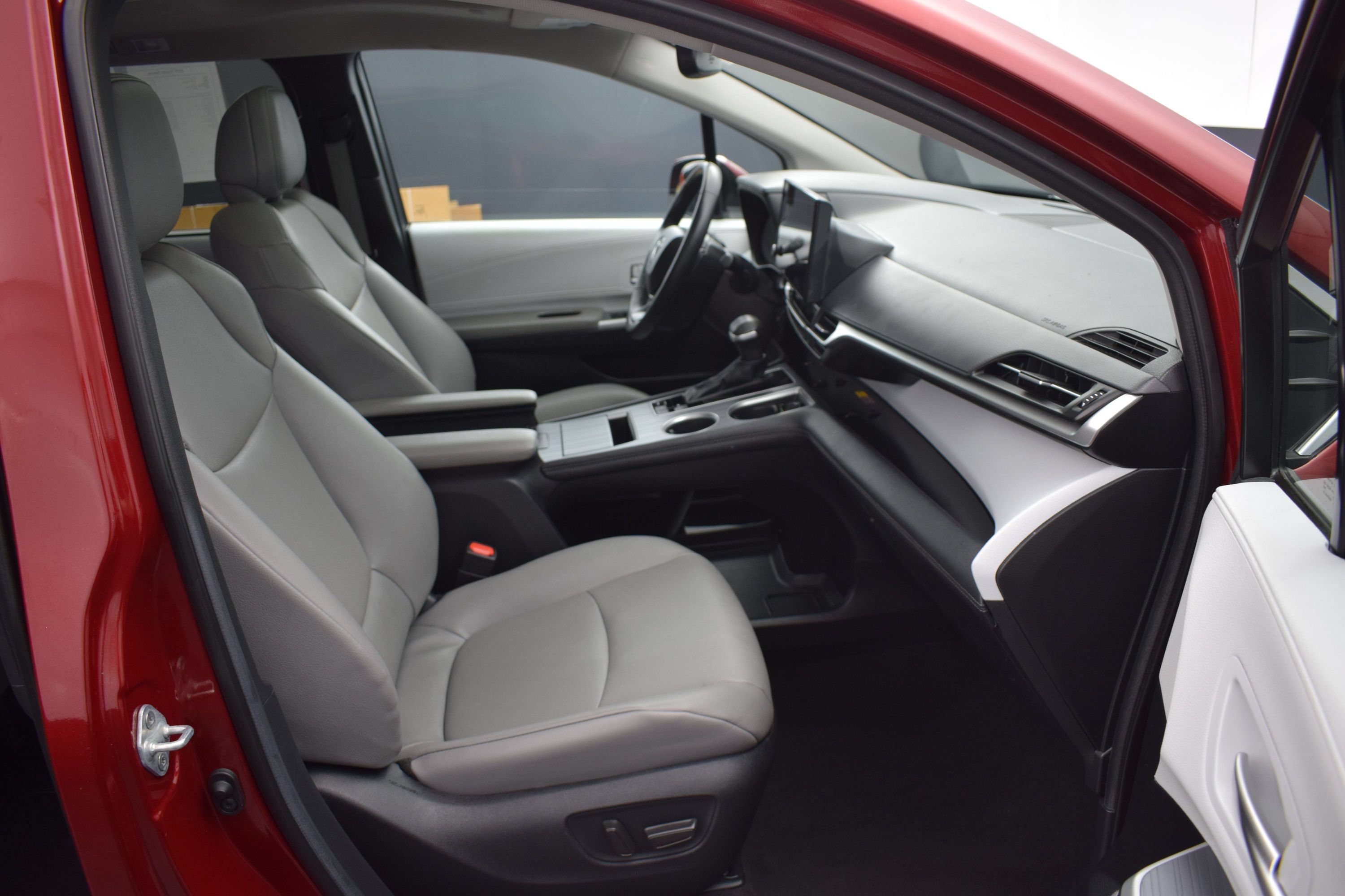 Used 2025 Toyota Sienna XLE FWD image 10