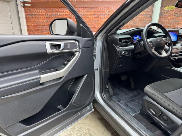 Used 2022 Ford Explorer XLT image 9