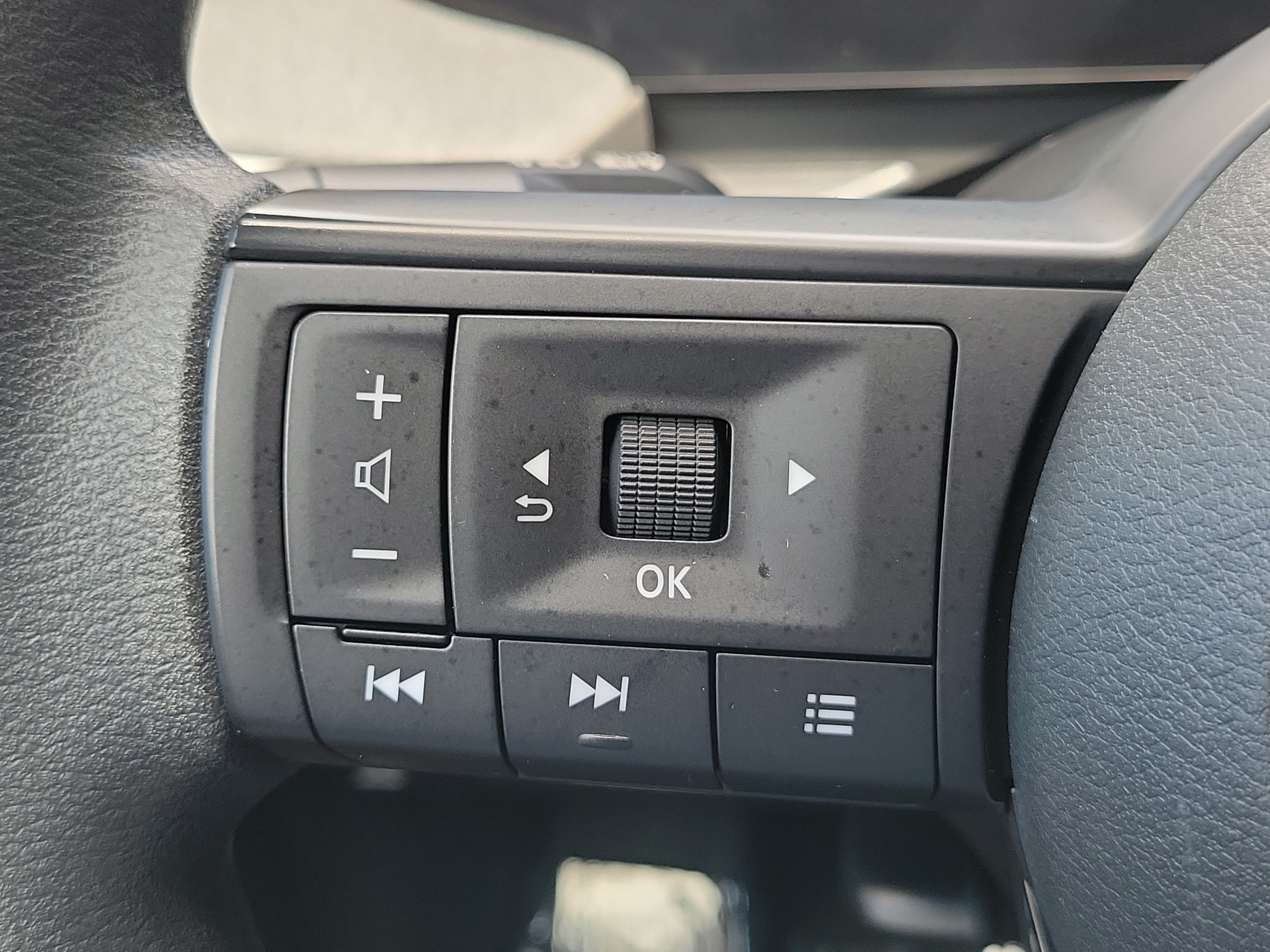 Used 2025 Nissan Kicks SV FWD image 22