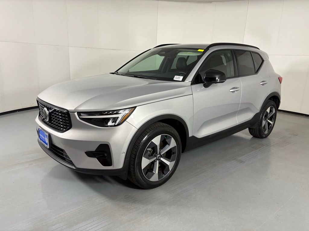 Used 2023 Volvo XC40 B5 Plus w/ Driver Assist Package image 4