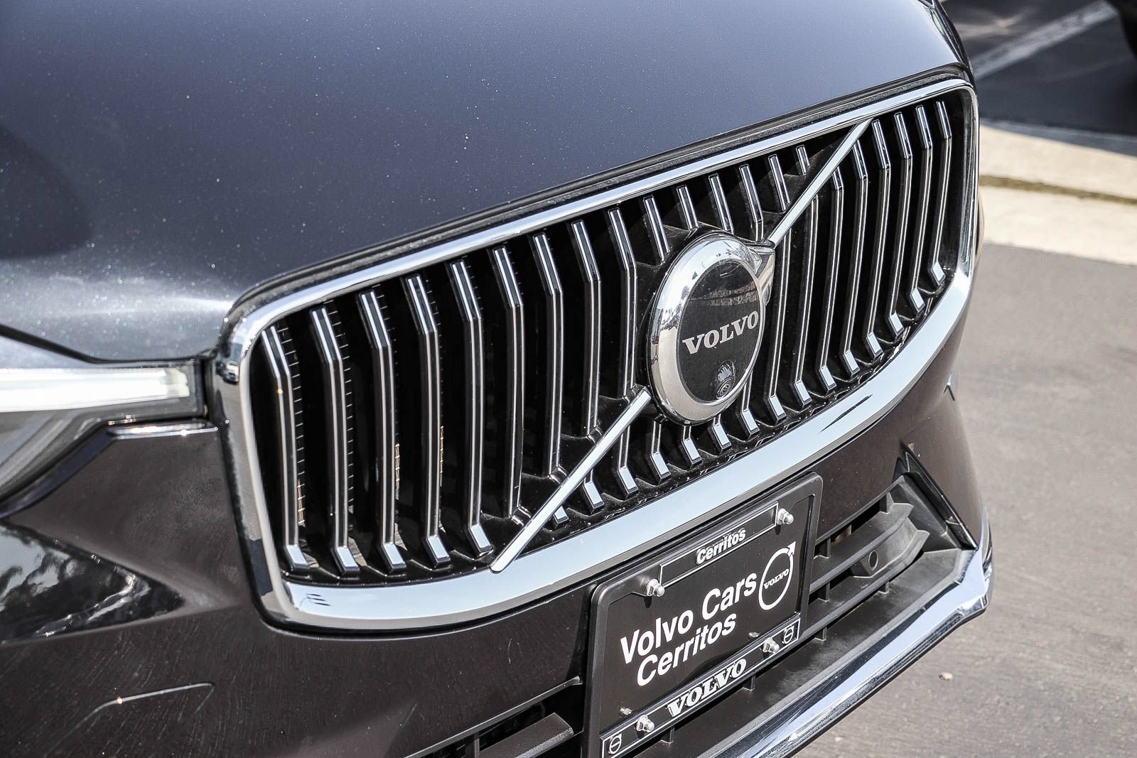 Used 2023 Volvo XC60 B5 Ultimate w/ Climate Package FWD image 5