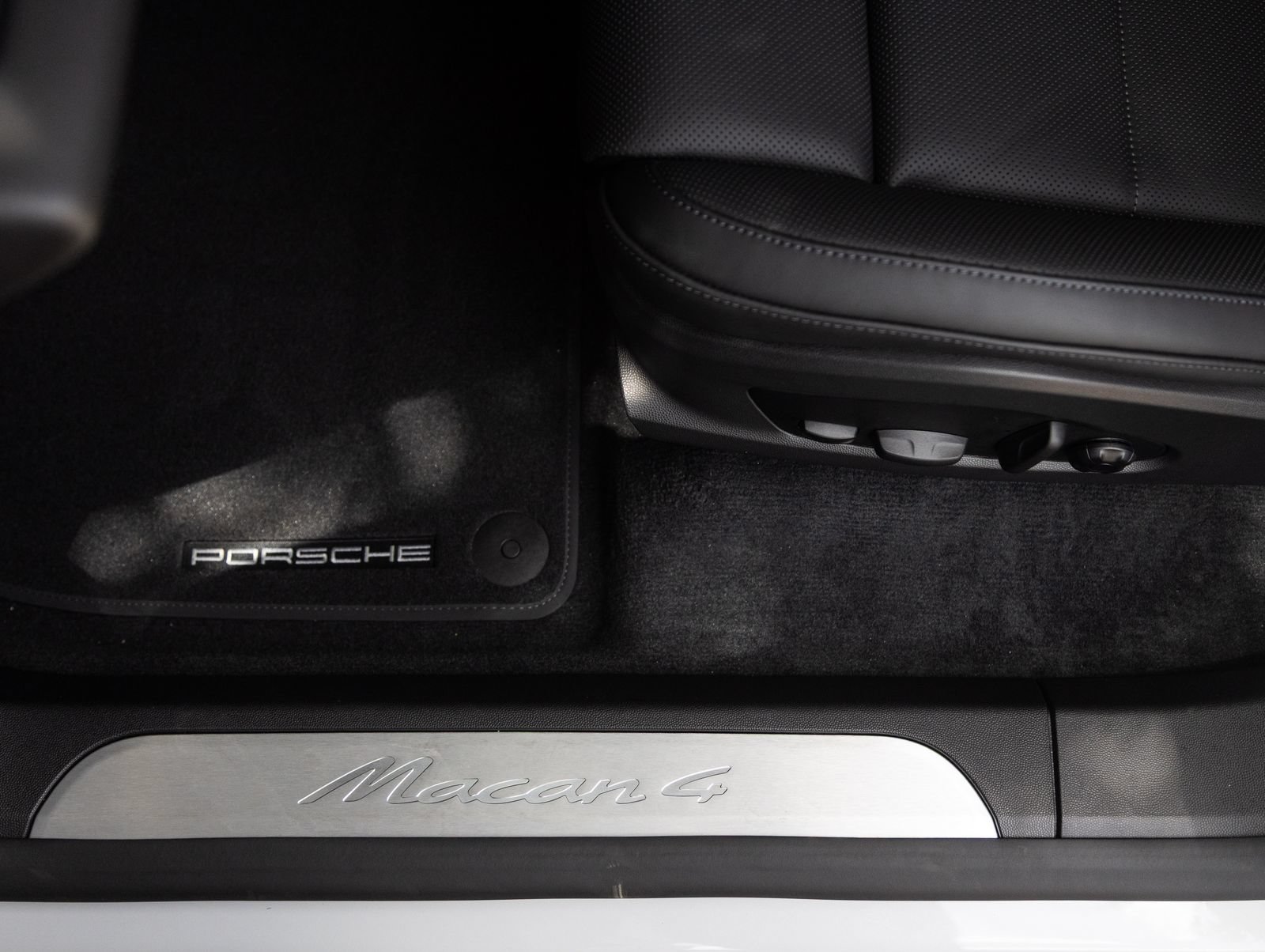 Certified 2026 Porsche Macan 4 Electric AWD/4WD image 22