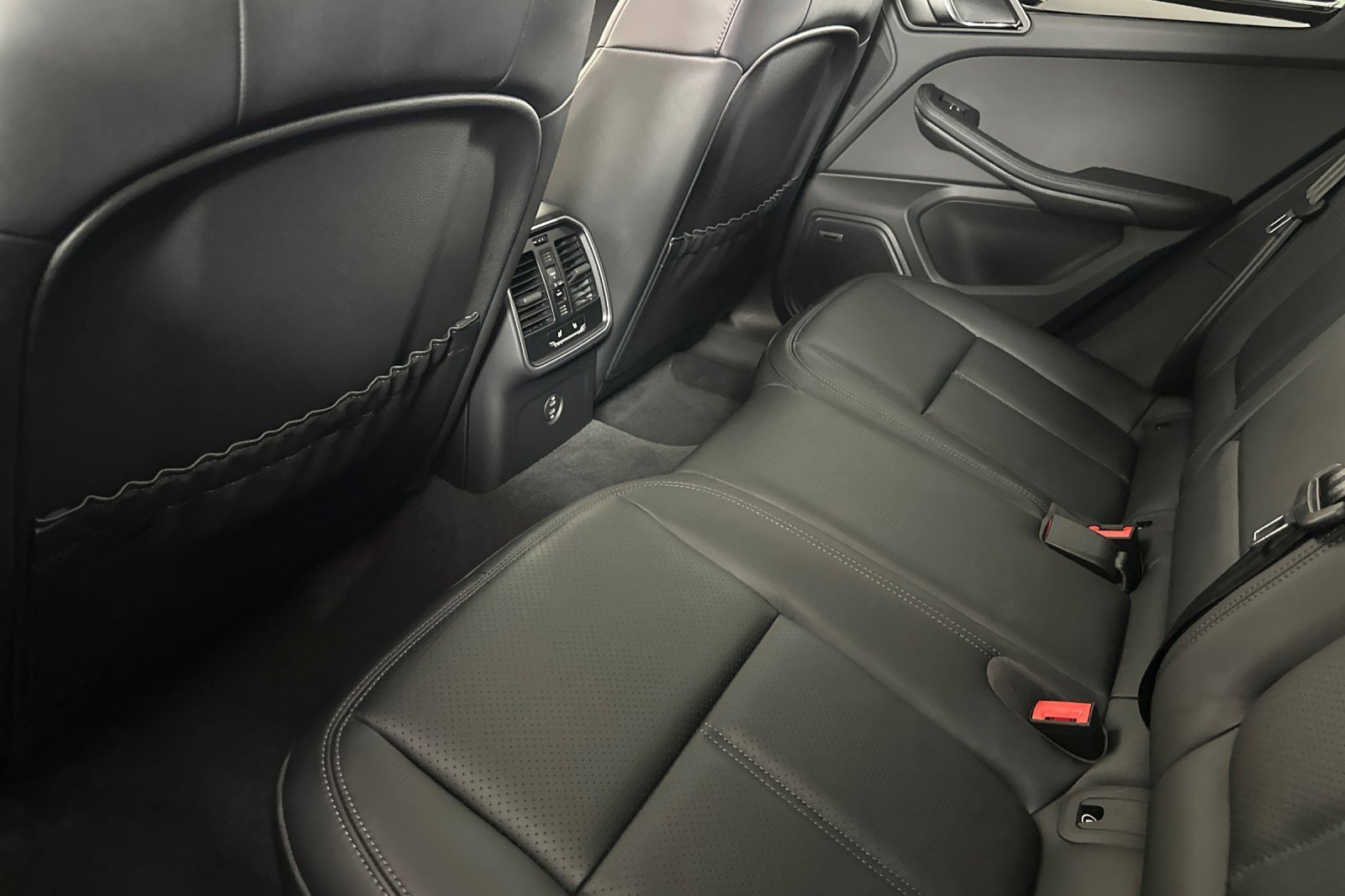 Used 2025 Porsche Macan w/ Premium Package Plus image 11