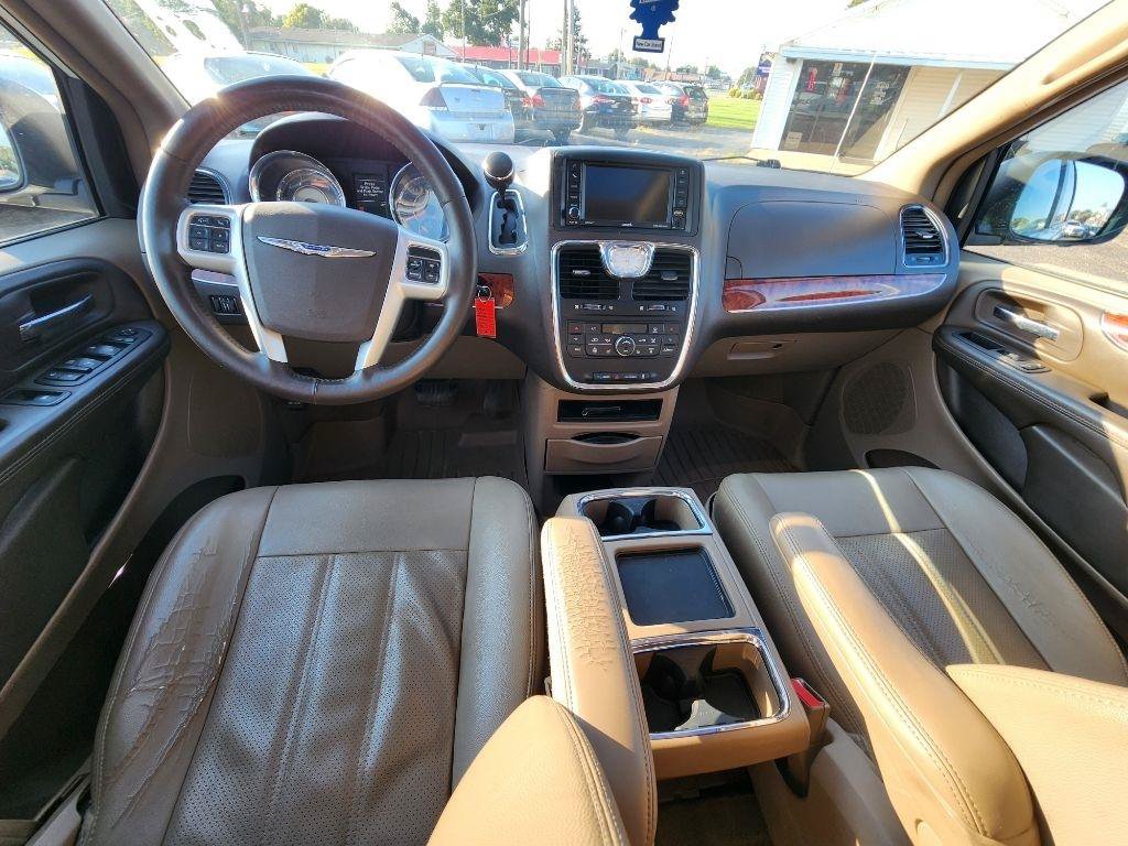 Used 2016 Chrysler Town & Country Touring-L FWD image 13