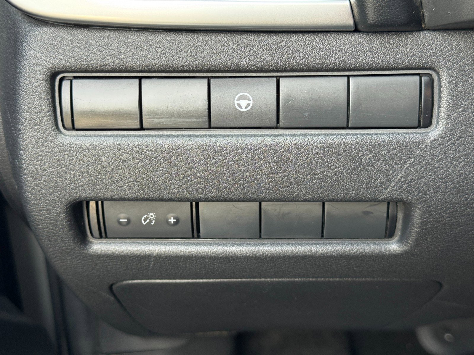 Used 2023 Nissan Rogue SV image 17