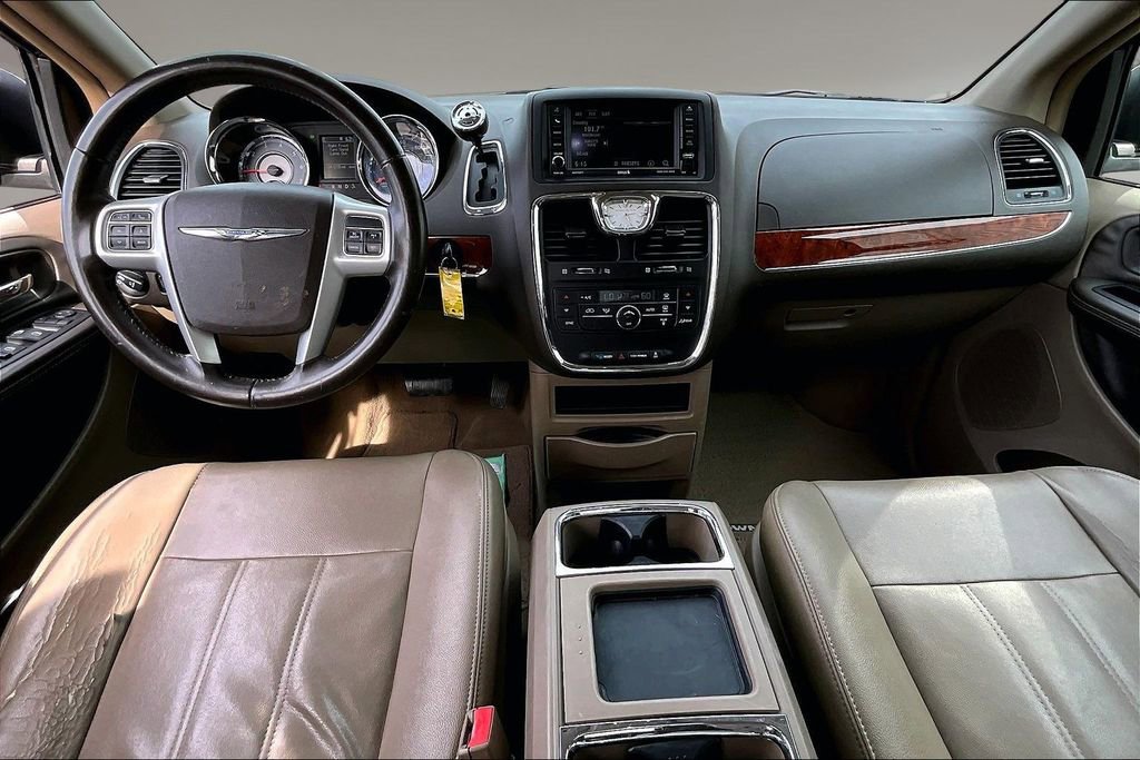 Used 2014 Chrysler Town & Country Touring FWD image 15