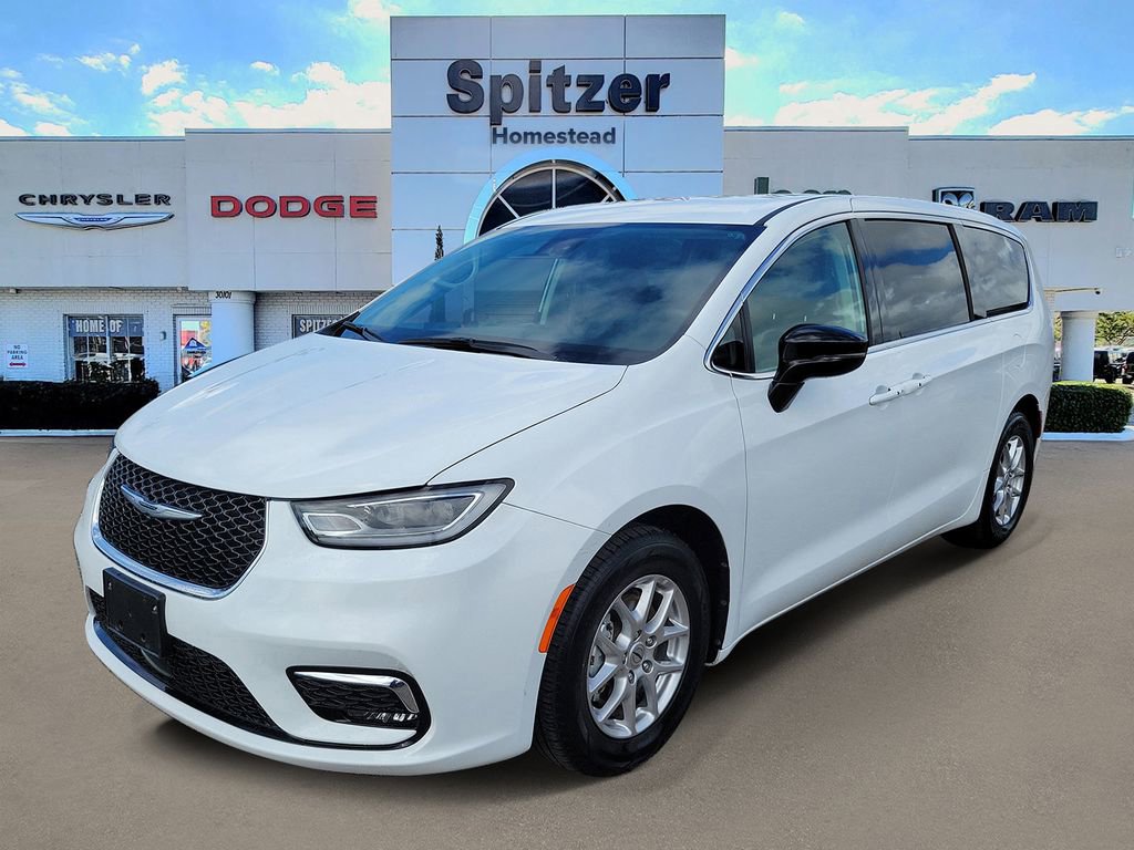 Used 2024 Chrysler Pacifica Touring-L FWD image 4