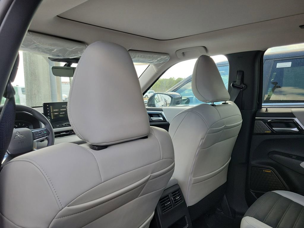 New 2025 Mitsubishi Outlander SE image 9