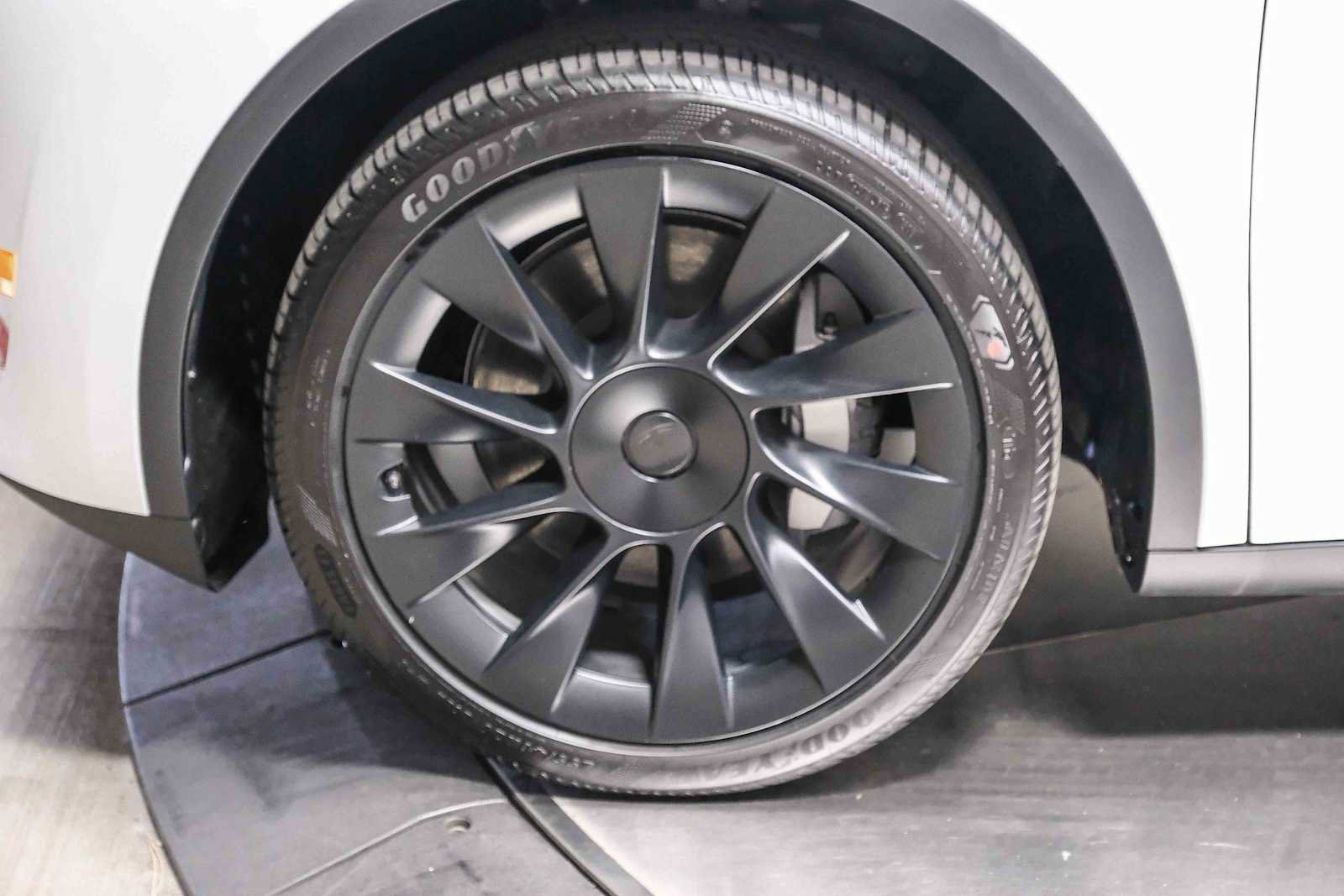 Used 2023 Tesla Model Y Long Range AWD/4WD image 10
