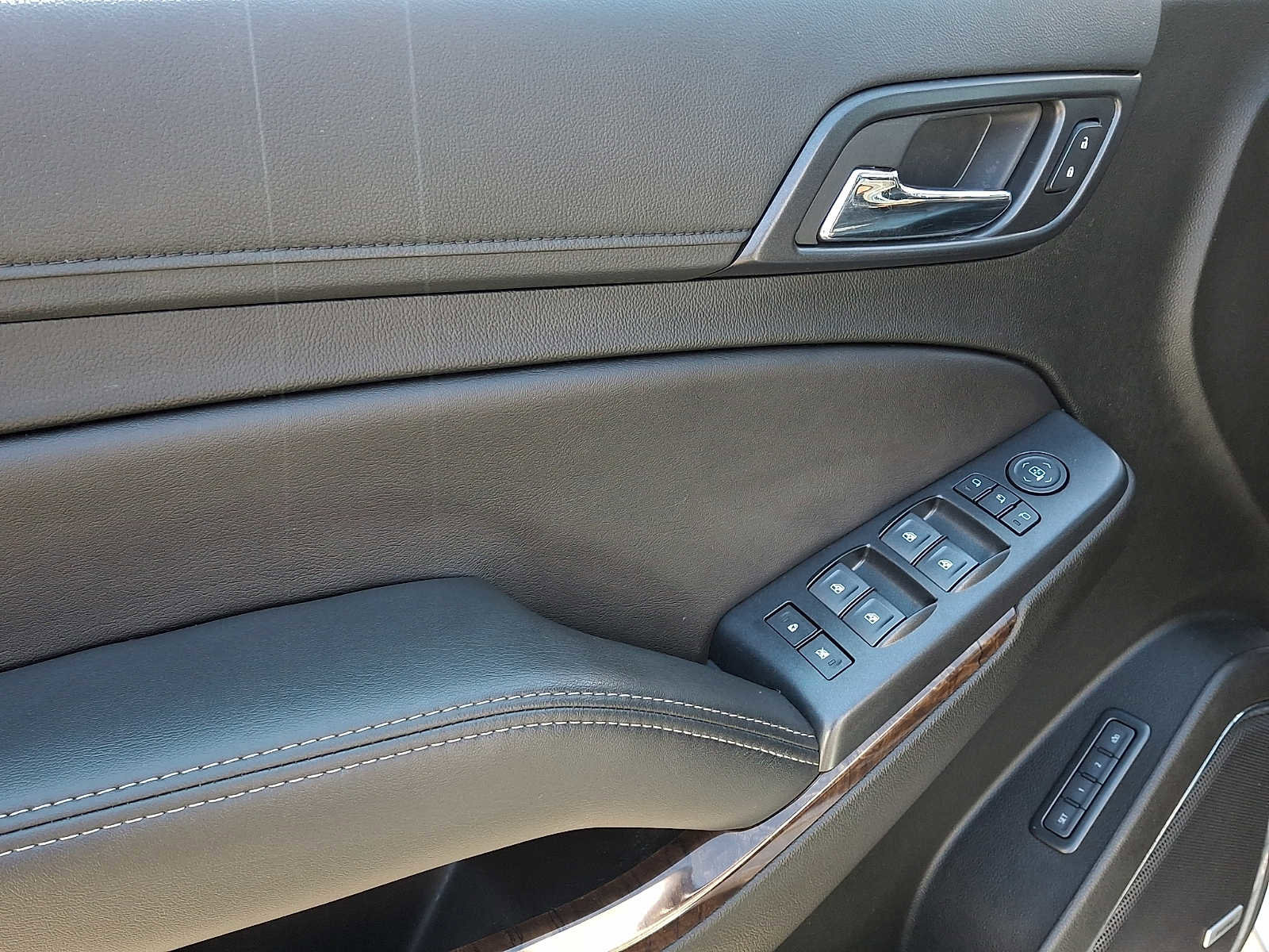 Used 2019 Chevrolet Tahoe LT w/ Luxury Package AWD/4WD image 12