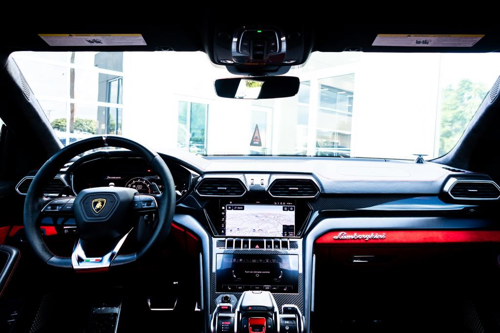 Used 2022 Lamborghini Urus AWD/4WD image 42