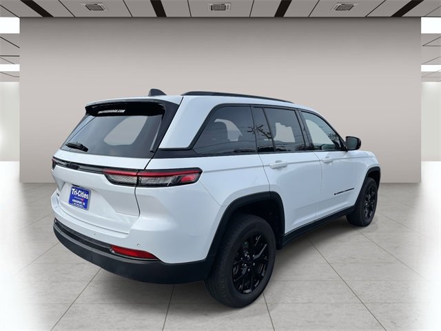 Used 2024 Jeep Grand Cherokee Altitude image 3