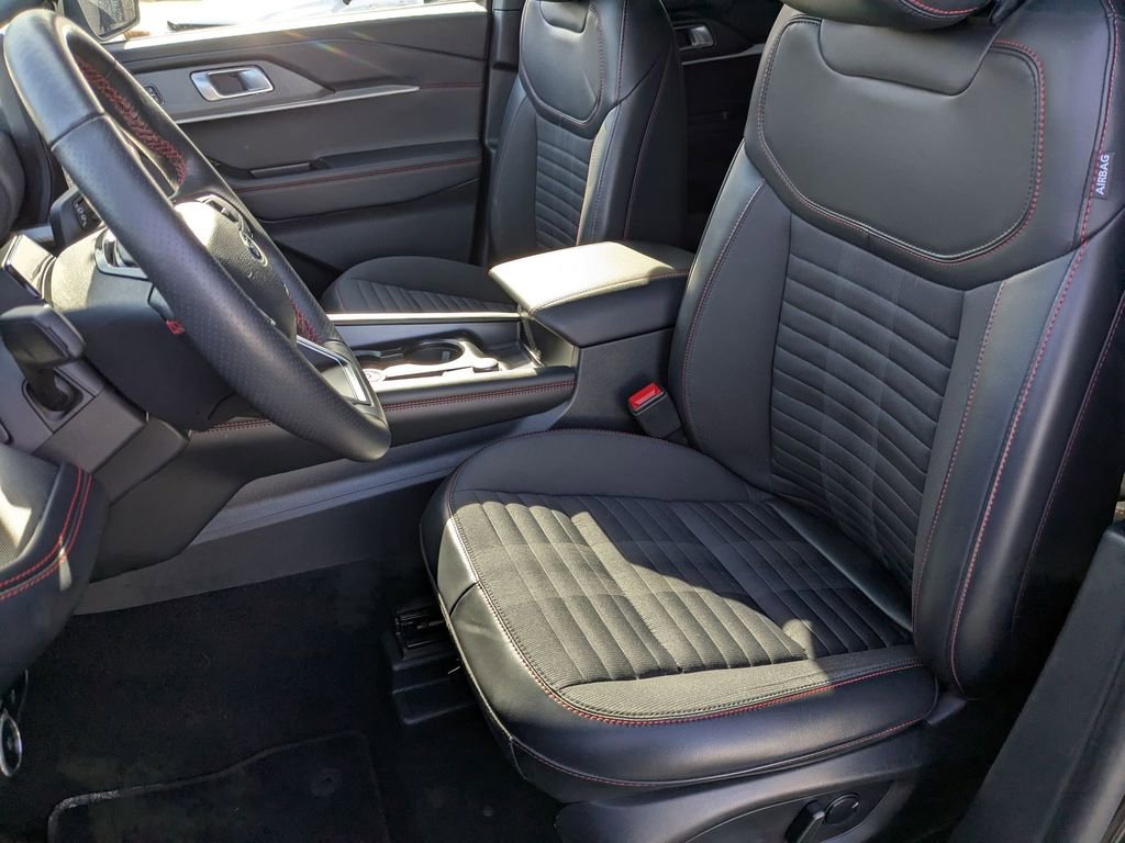 Used 2025 Ford Explorer ST-Line w/ ST-Line Street Pack image 16