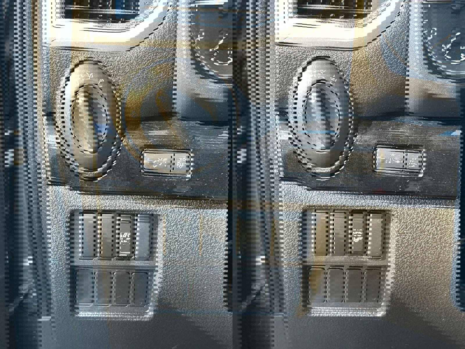 Used 2019 Nissan Titan SV image 30