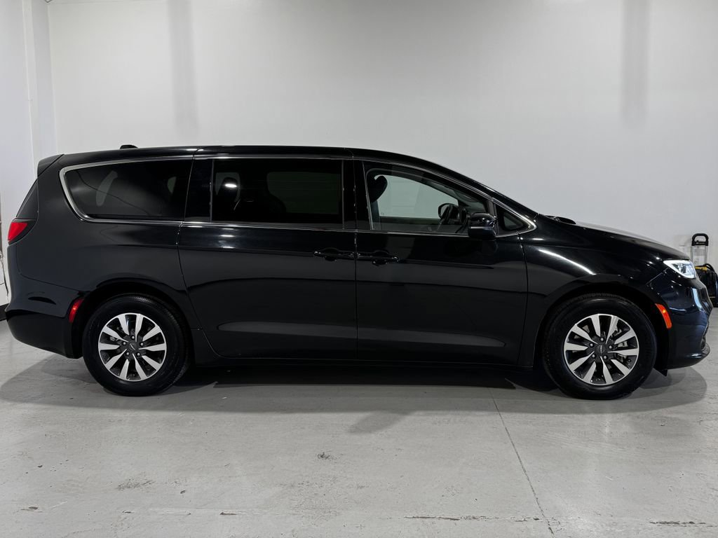 Used 2023 Chrysler Pacifica Touring-L image 21