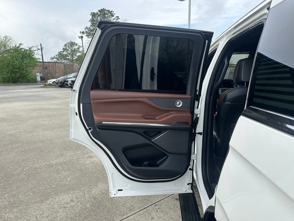 Used 2025 Lincoln Navigator Reserve image 16