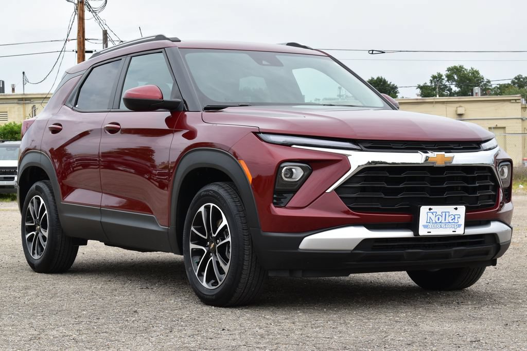 Used 2025 Chevrolet TrailBlazer LT AWD/4WD image 3