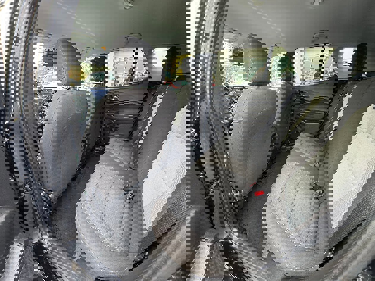 Used 2025 Chevrolet Trax LS w/ LS Convenience Package image 9