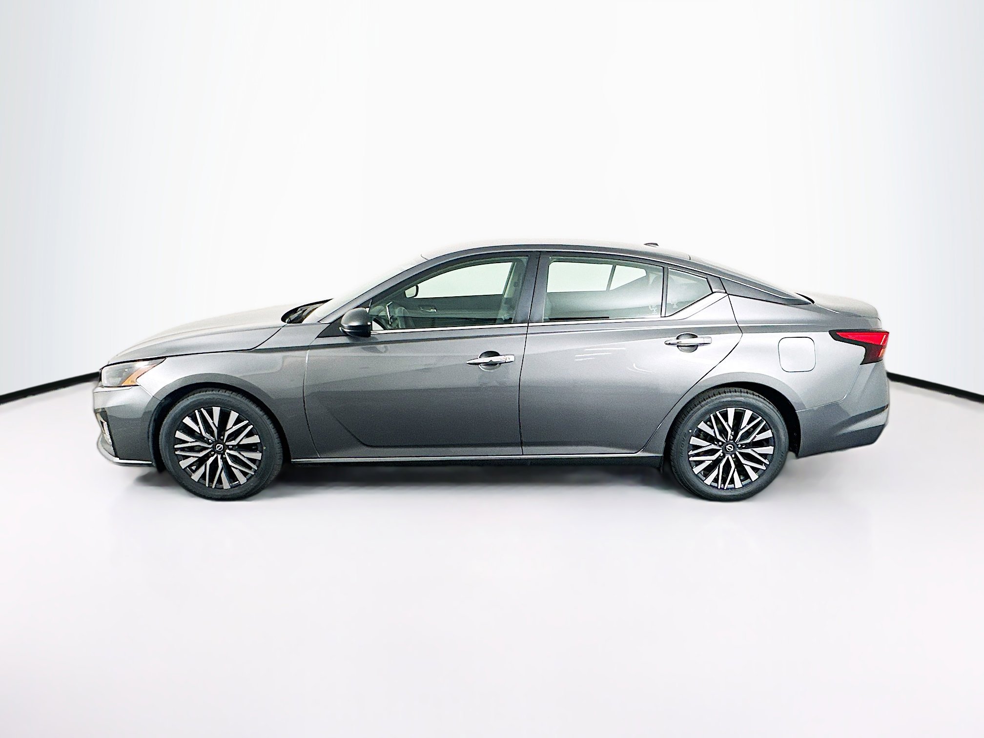 Used 2024 Nissan Altima 2.5 SV FWD image 4
