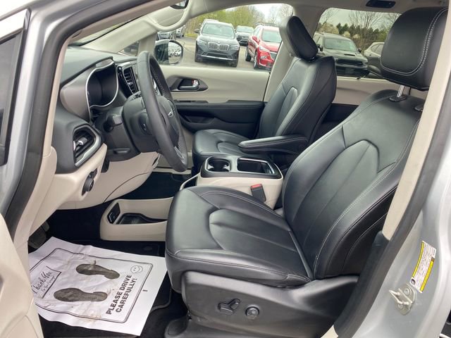 Used 2024 Chrysler Pacifica Touring-L FWD image 13