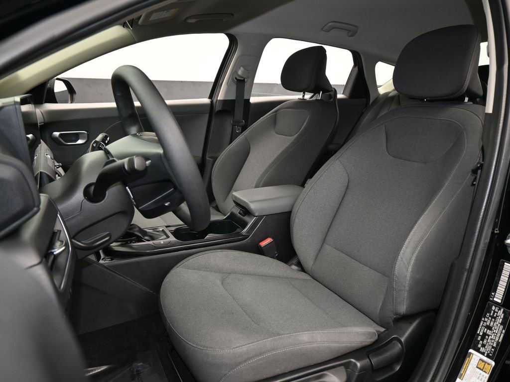 Used 2025 Kia K4 LX image 10