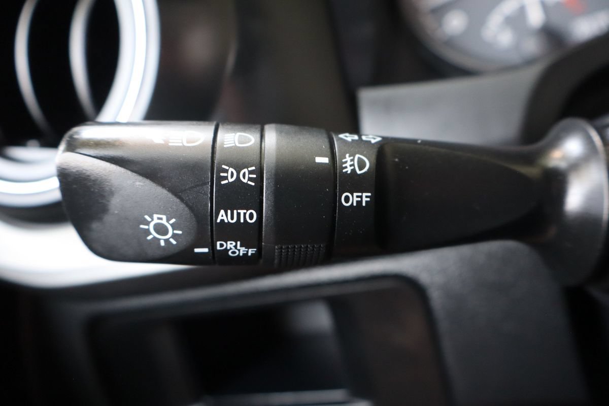 Used 2017 Toyota Tacoma TRD Off-Road w/ Premium & Technology Package AWD/4WD image 32