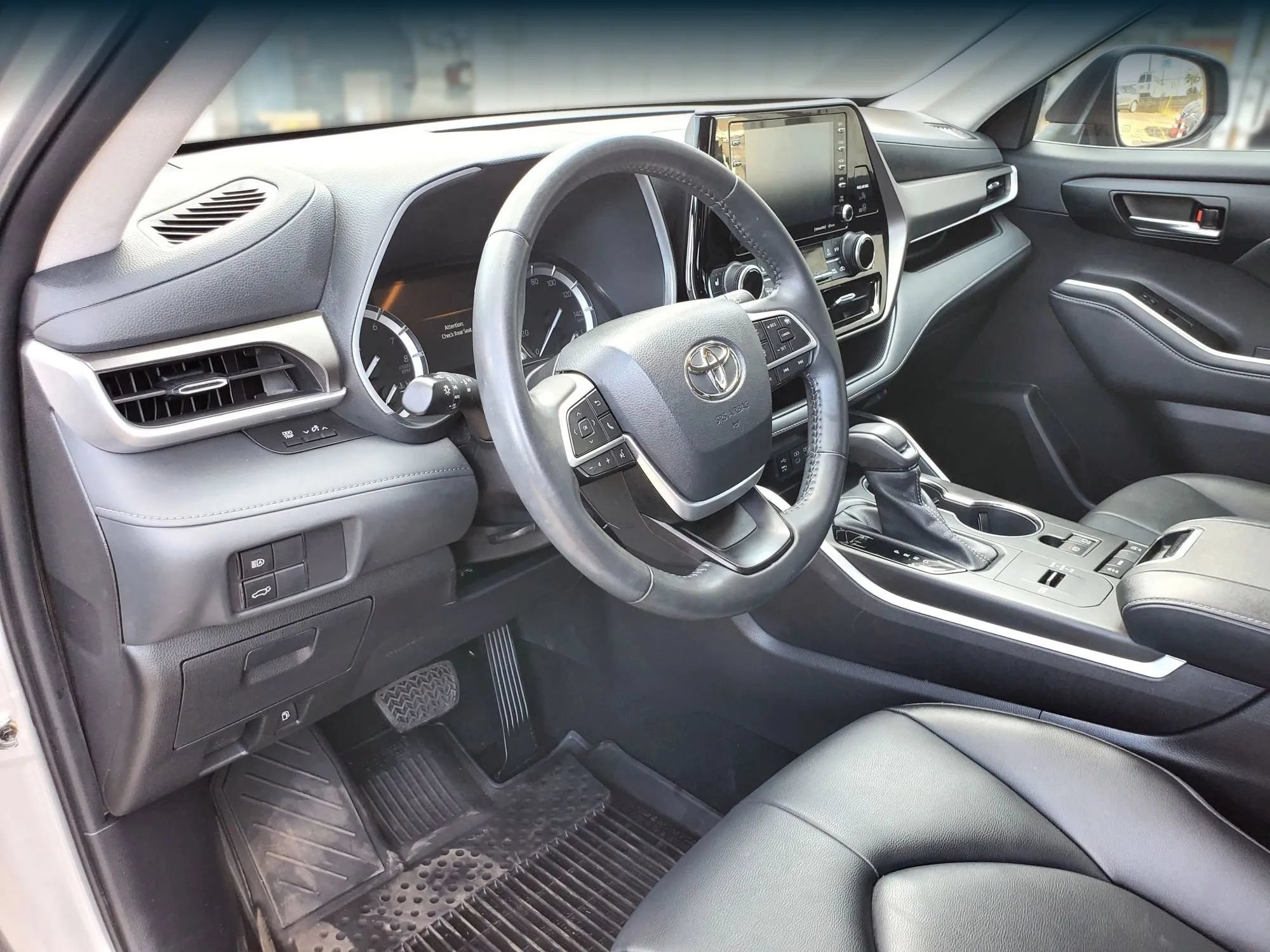 Used 2022 Toyota Highlander XLE FWD image 45