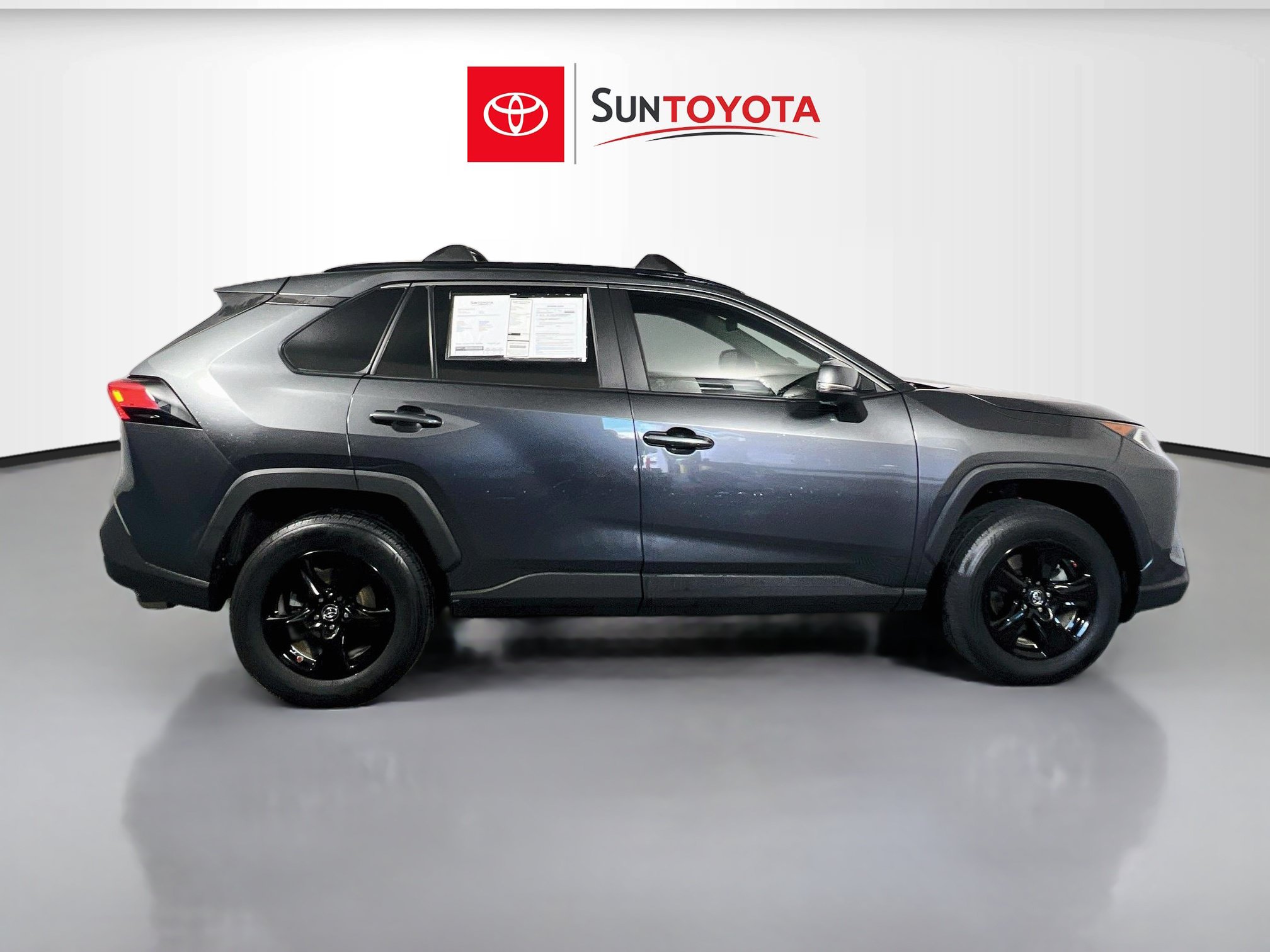 Used 2019 Toyota RAV4 XLE w/ Convenience Package FWD image 2