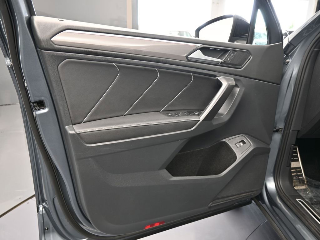 Used 2022 Volkswagen Tiguan SE R-Line image 17