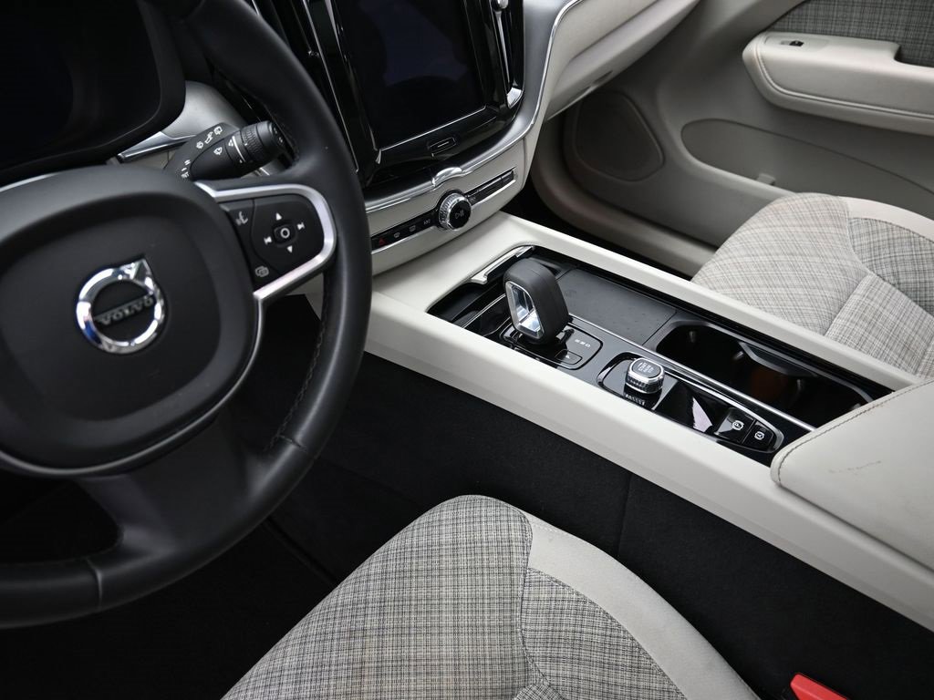 Used 2022 Volvo XC60 B5 Momentum image 23