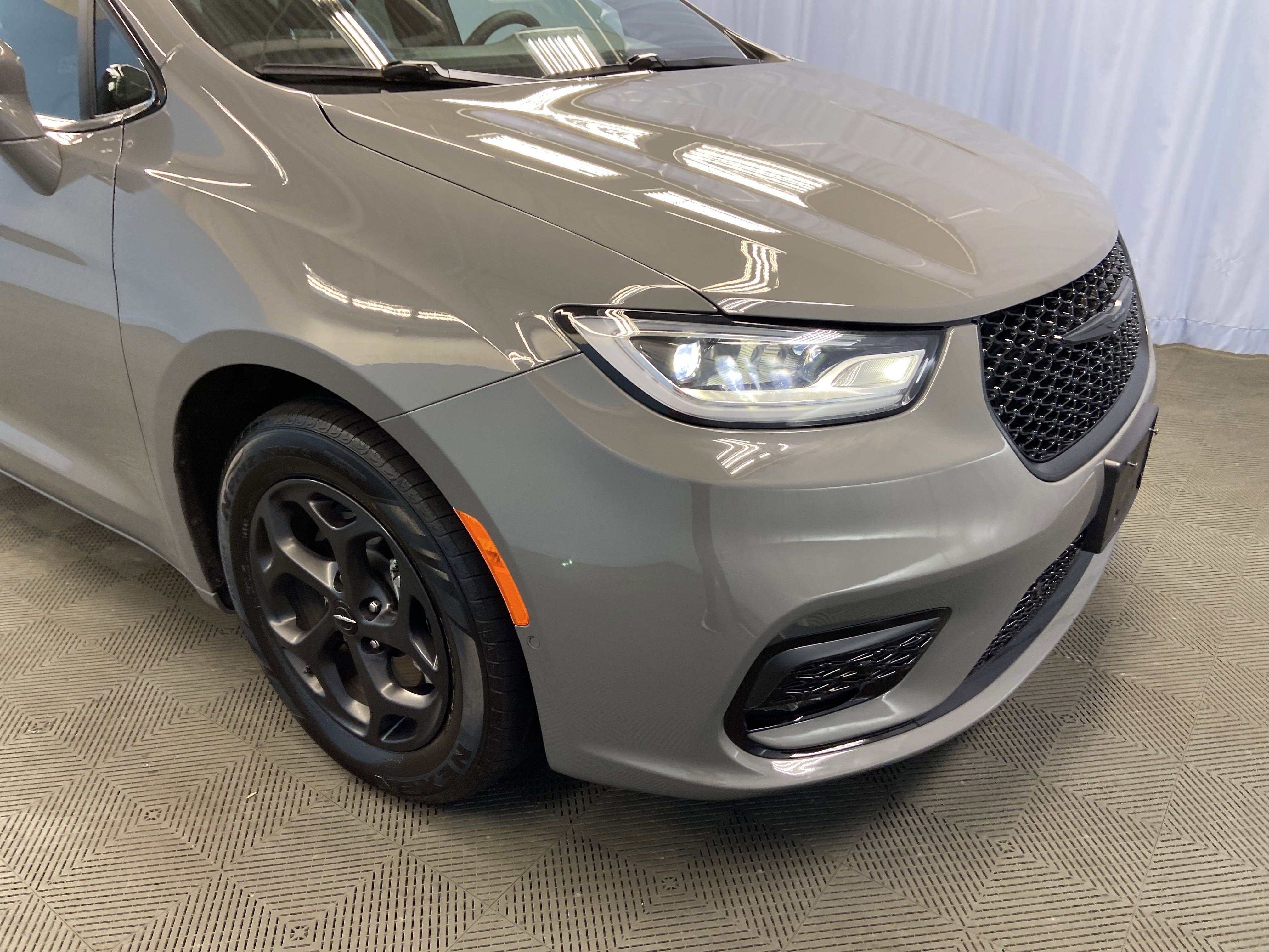 Used 2022 Chrysler Pacifica Limited w/ S Appearance Package image 54