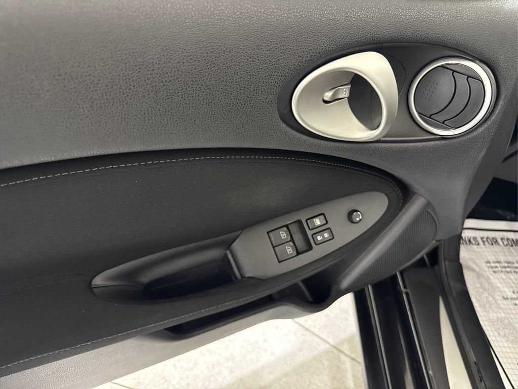 Used 2016 Nissan 370Z Coupe RWD image 32