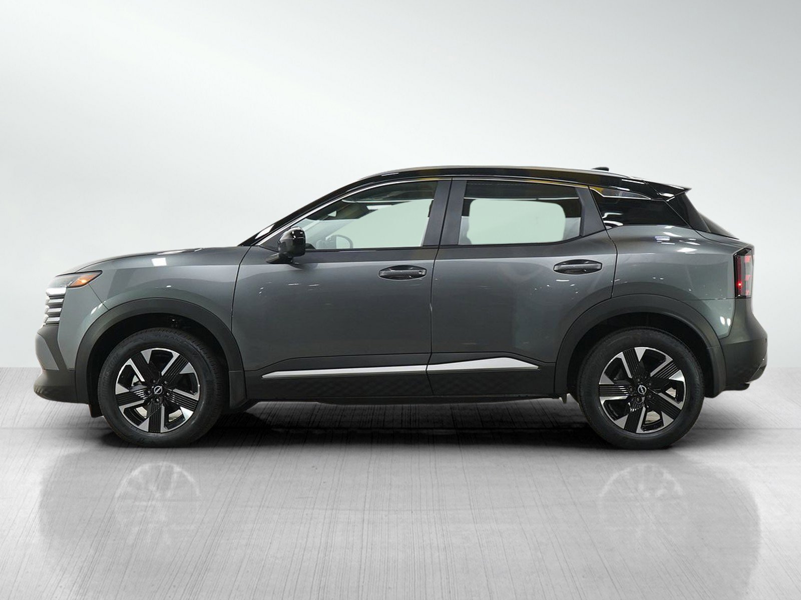 Used 2025 Nissan Kicks SV w/ SV Premium Package AWD/4WD image 2