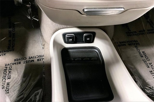 Used 2017 Chrysler Pacifica Touring-L image 14