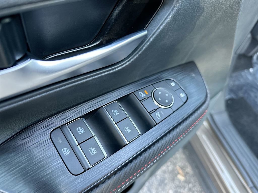 Certified 2025 Nissan Kicks SR image 24