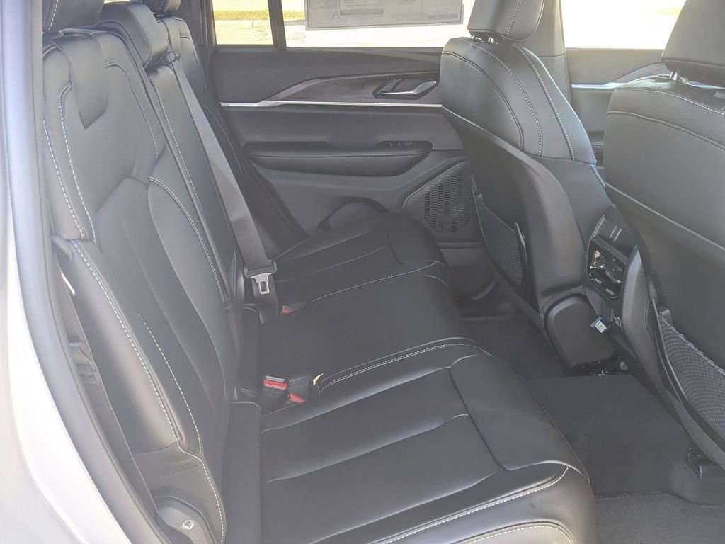 New 2025 Jeep Grand Cherokee Limited w/ Black Appearance Package image 34