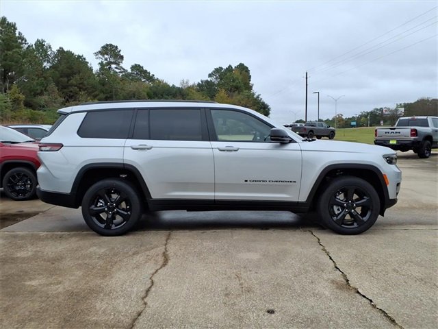 New 2025 Jeep Grand Cherokee L Altitude image 2