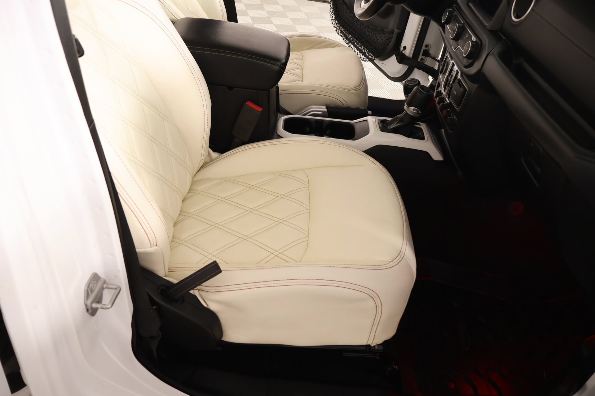 Used 2019 Jeep Wrangler Unlimited Sahara AWD/4WD image 14