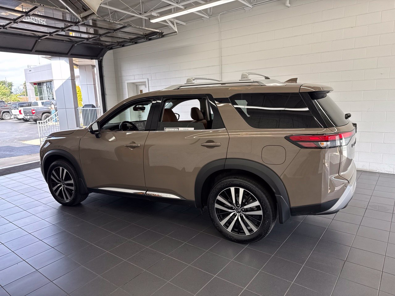 Used 2025 Nissan Pathfinder Platinum AWD/4WD image 5