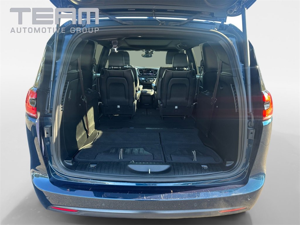 Certified 2025 Chrysler Pacifica Limited image 13
