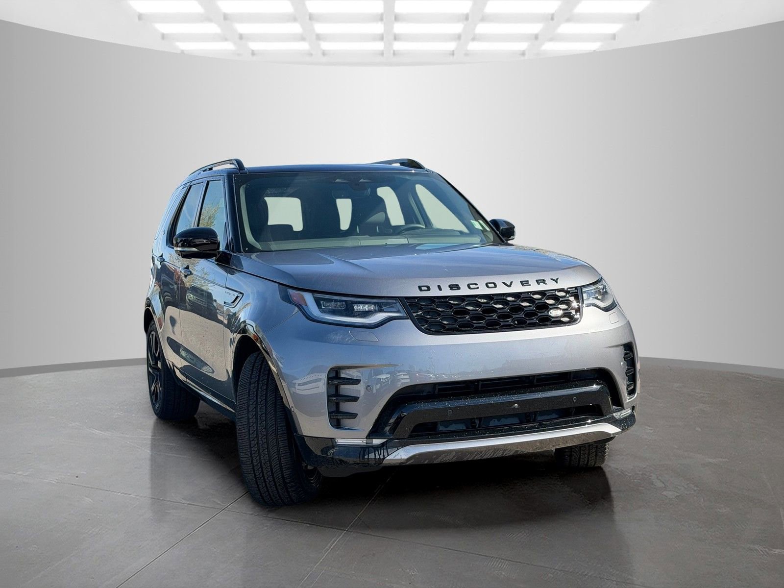 Used 2025 Land Rover Discovery Dynamic SE image 3