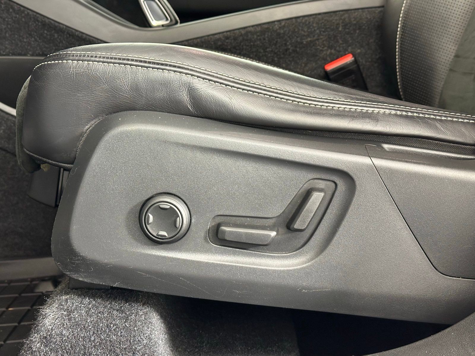 Used 2019 Volvo XC40 T5 R-Design image 7