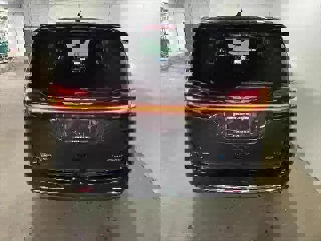 New 2023 Chrysler Pacifica Touring-L w/ S Appearance Package image 8