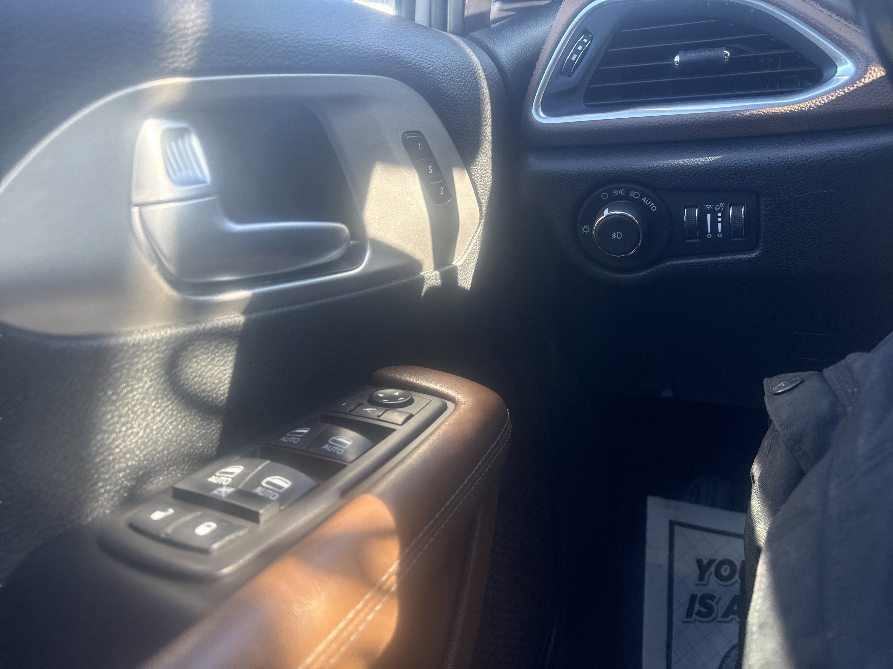 Used 2021 Chrysler Pacifica Limited w/ Uconnect Theater Family Group image 25