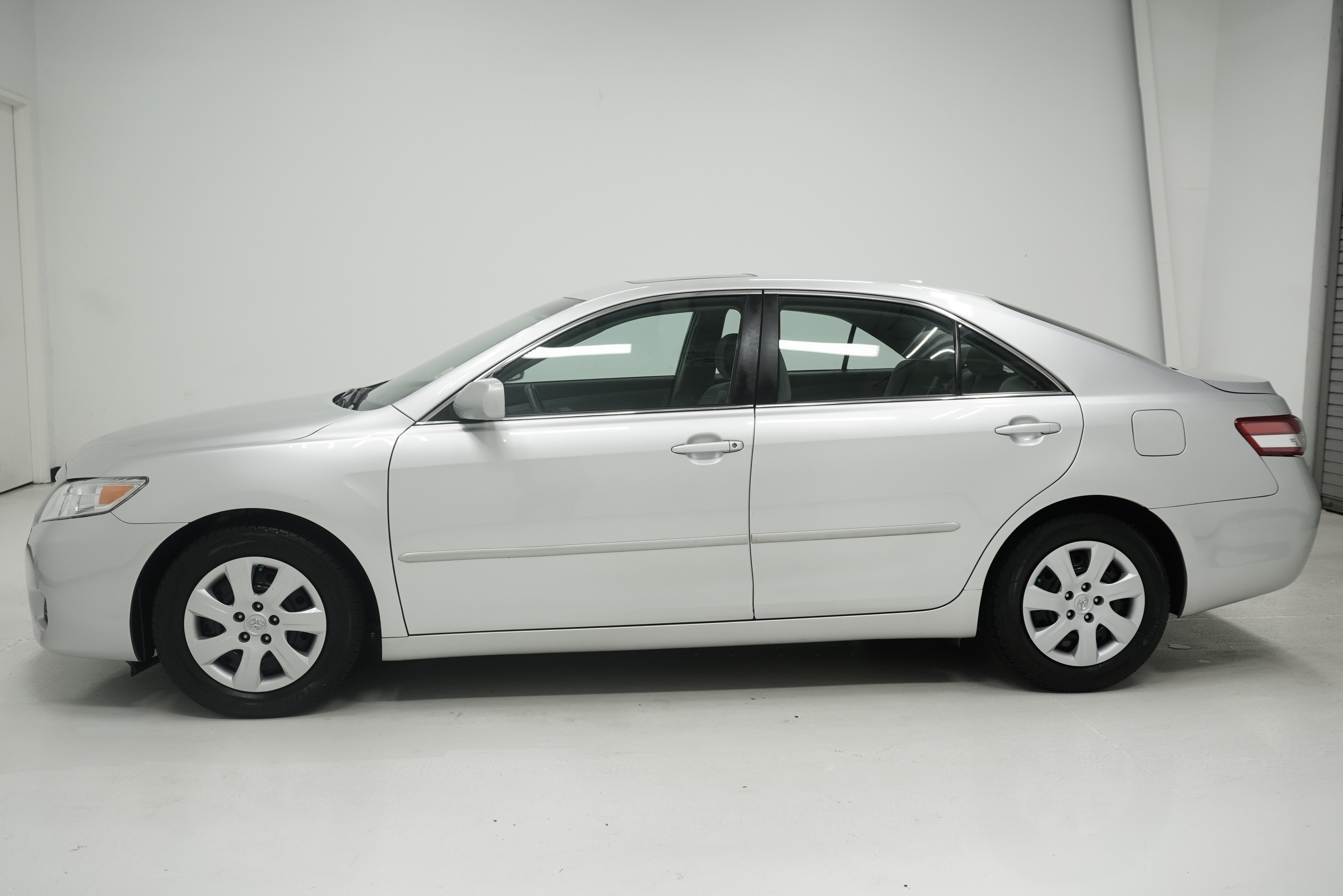 Used 2010 Toyota Camry LE FWD image 6