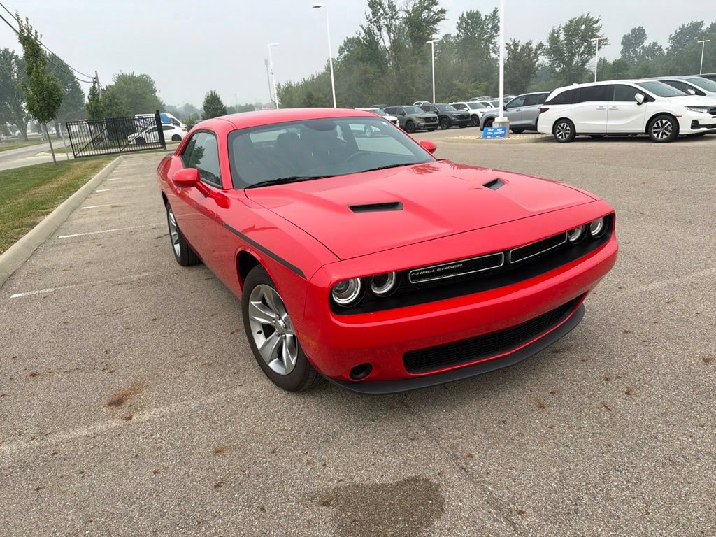 Used 2016 Dodge Challenger SXT RWD image 3