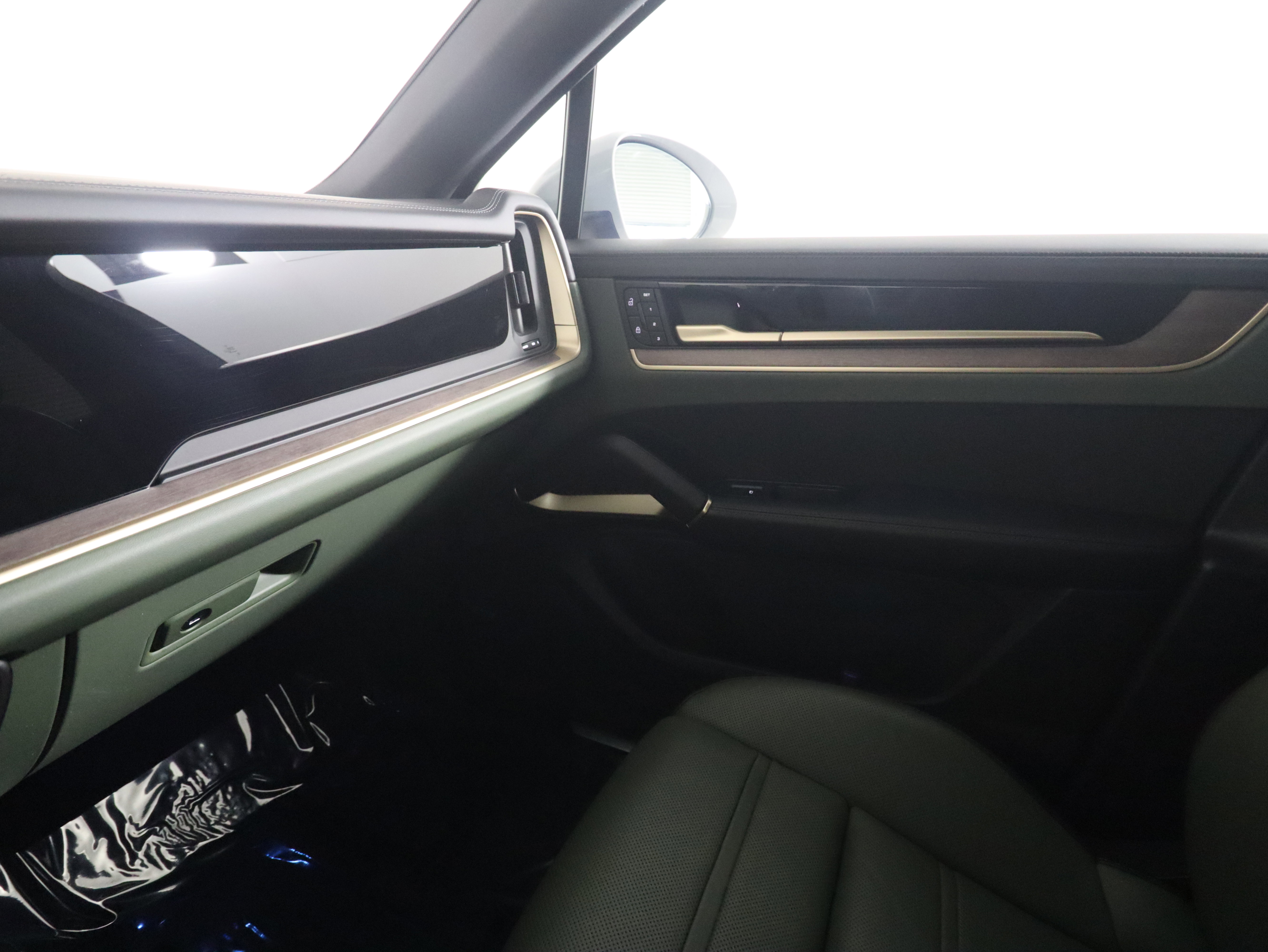 Used 2025 Porsche Cayenne Coupe image 14