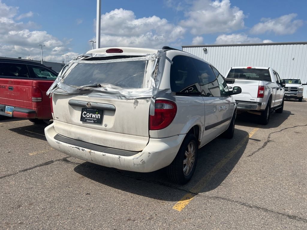 Used 2006 Chrysler Town & Country w/ Popular Equipment Group I FWD image 16