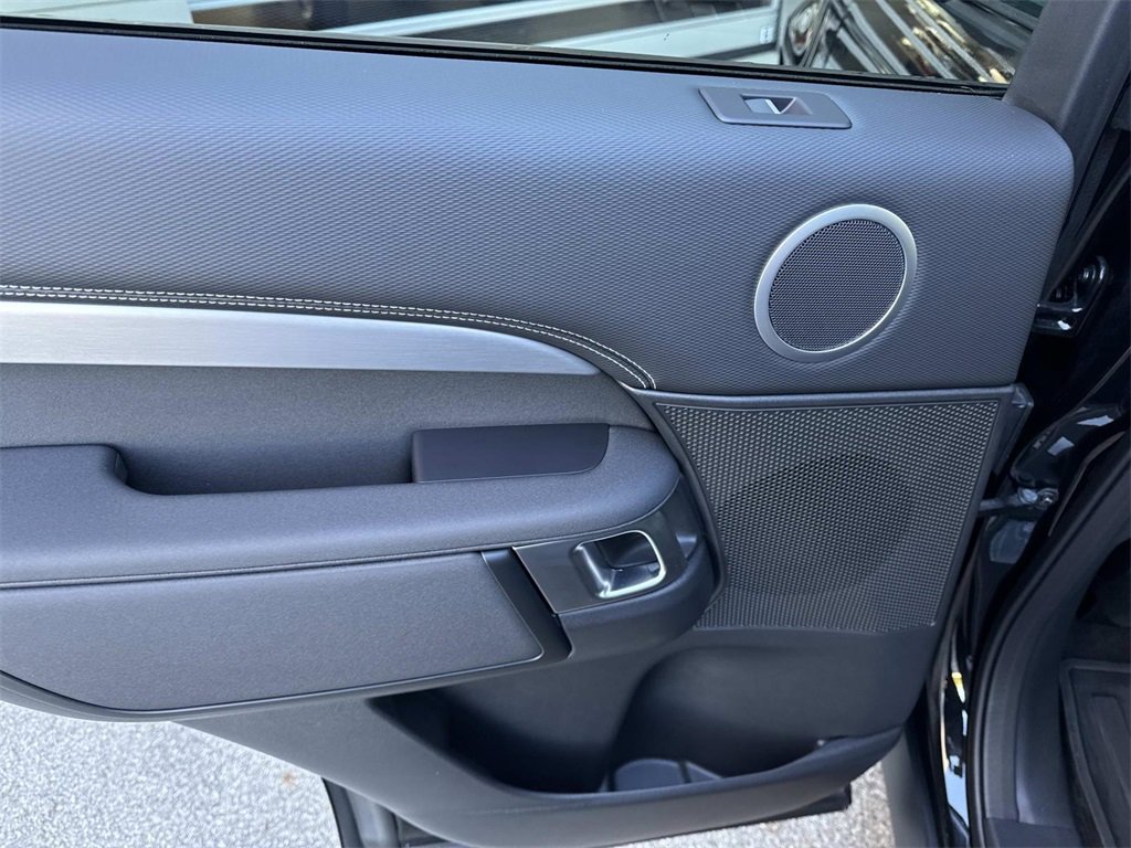 Used 2025 Land Rover Discovery Dynamic SE image 11